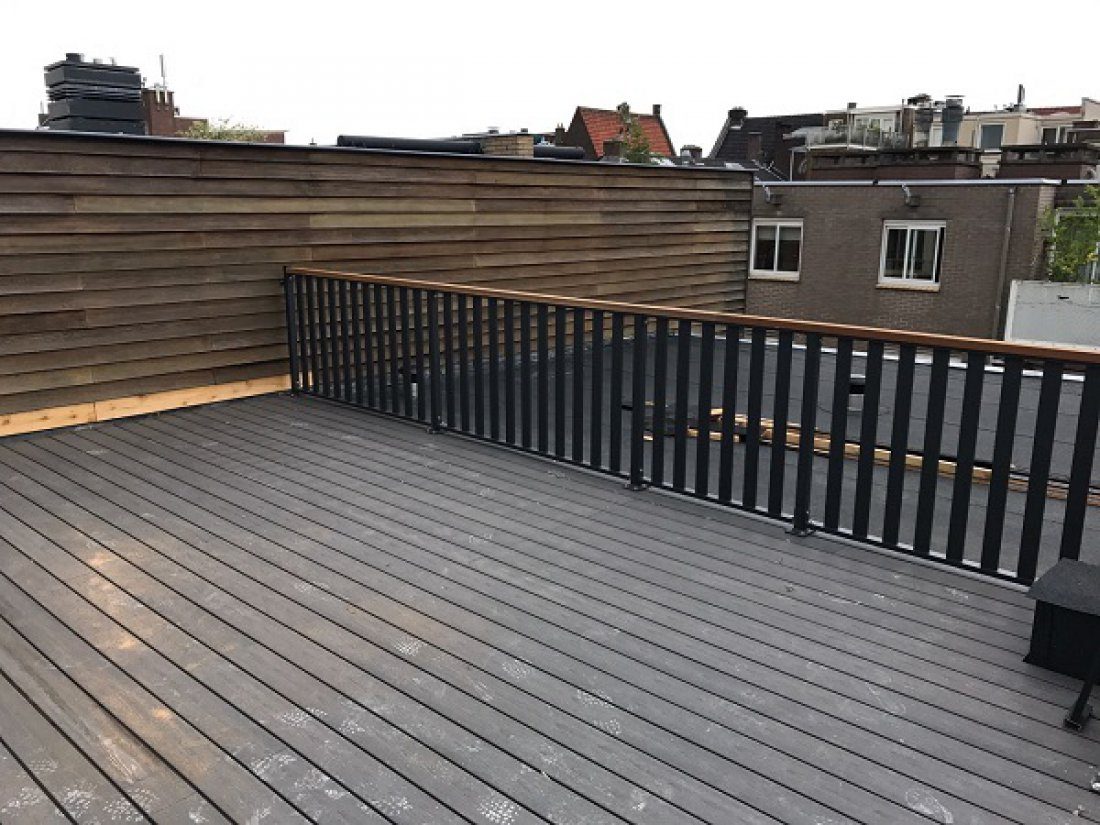Detail van de spijlafstand bij een stalen balustrade