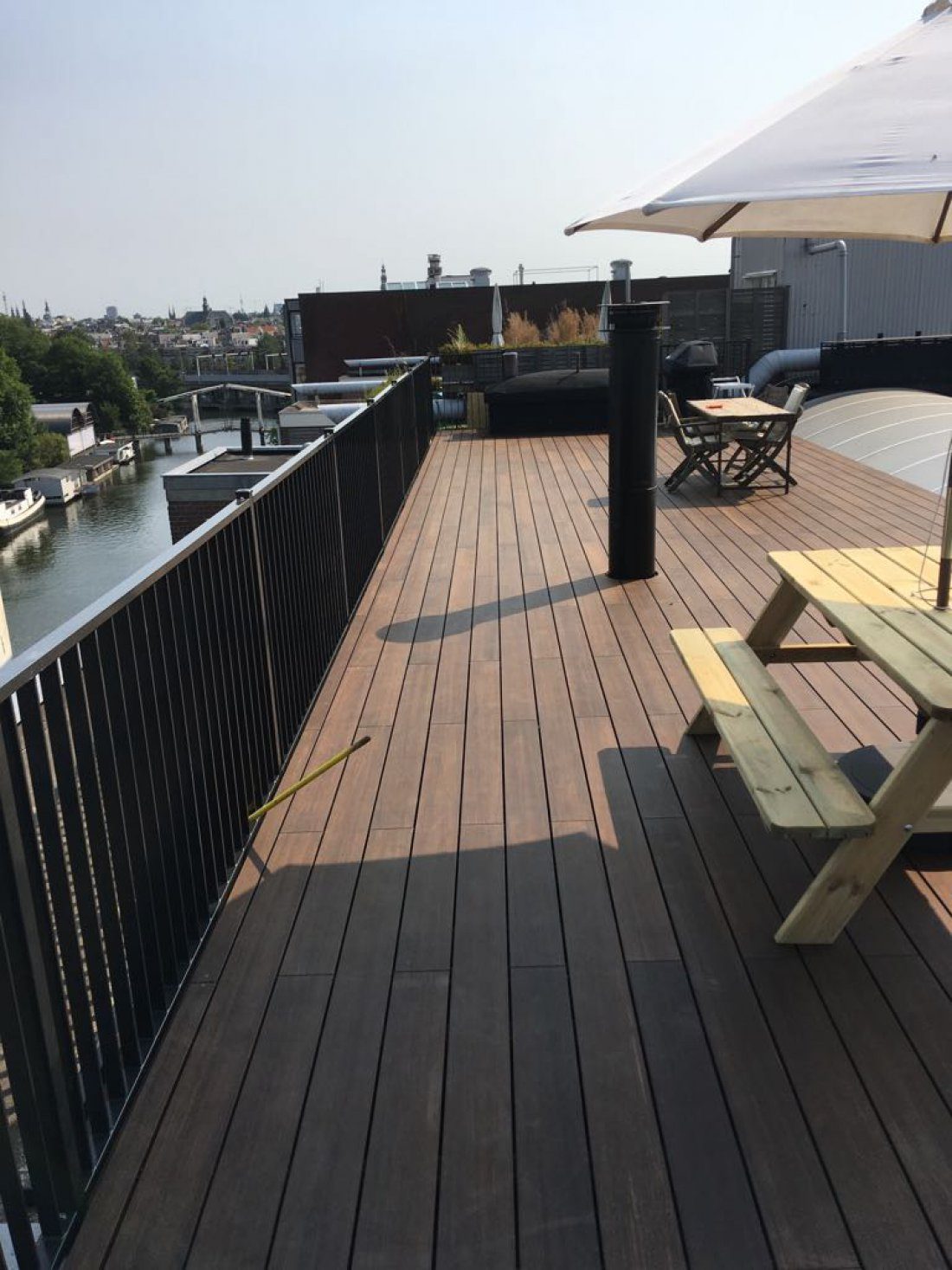 Stalen balustrade met smalle spijlafstand langs een terras