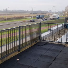 Stalen balustrade met slanke kokerprofielen