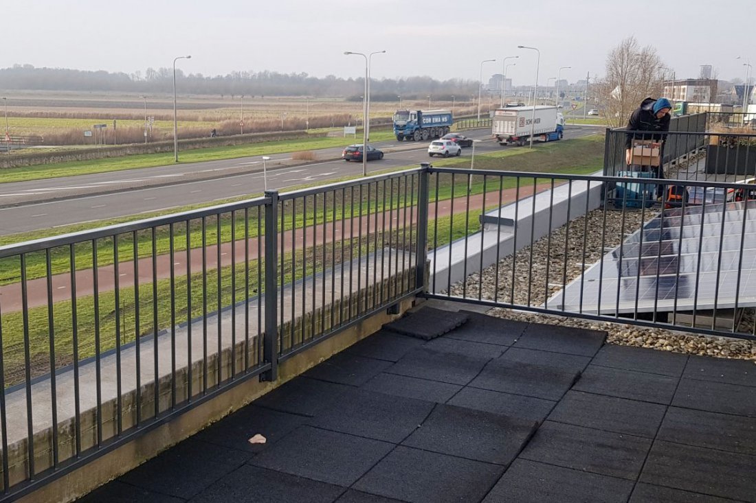 Stalen balustrade met slanke kokerprofielen