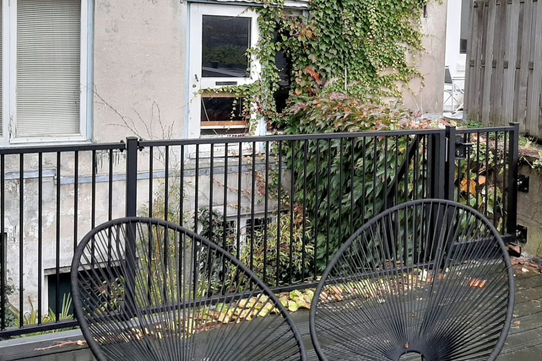 Detail van staanders van een stalen balustrade