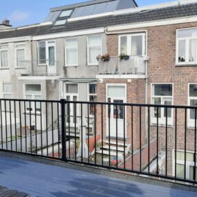 Stalen balustrade langs een woning aan het water