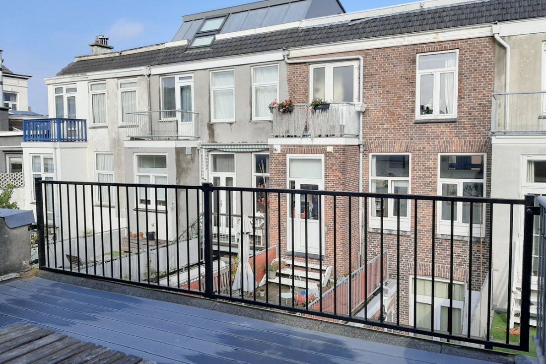Stalen balustrade langs een woning aan het water