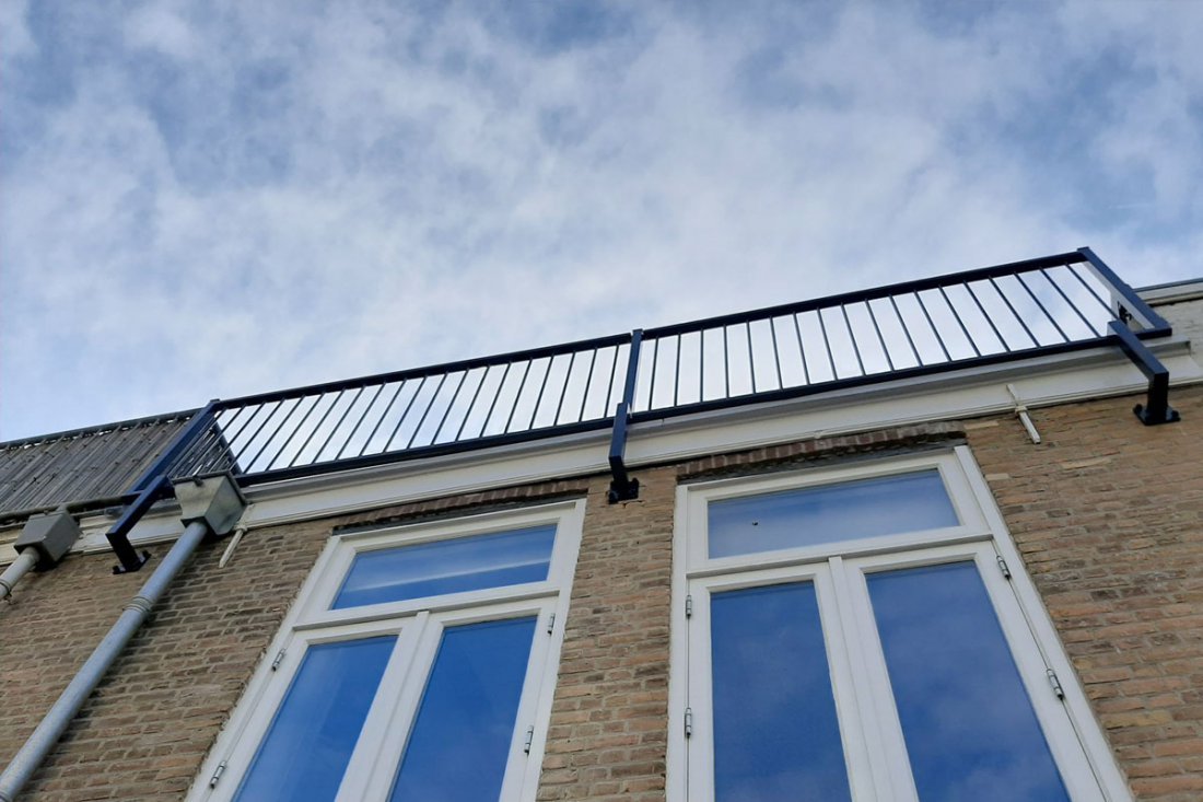 Balustrade op een balkon met vrij uitzicht