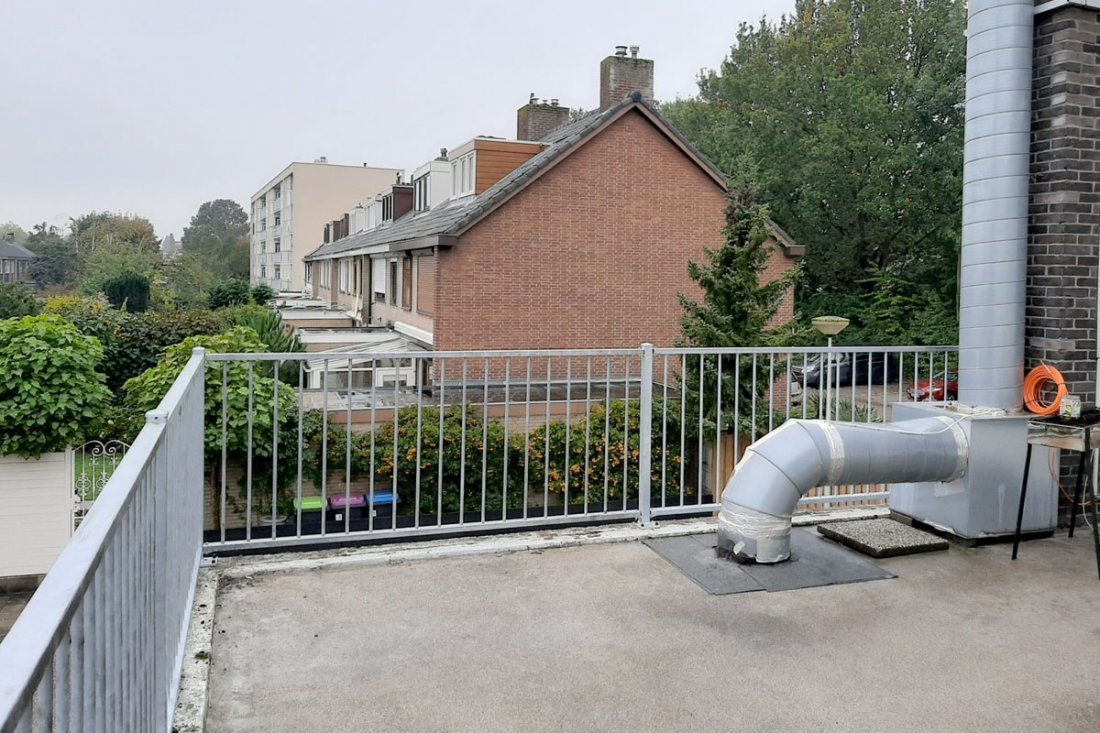 Stalen balustrade in een open, winderige omgeving