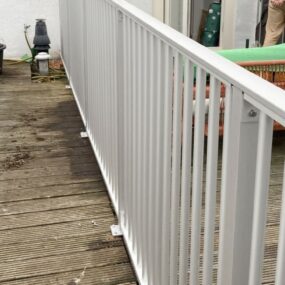 Bestaande balustrade langs een balkon voor vervanging