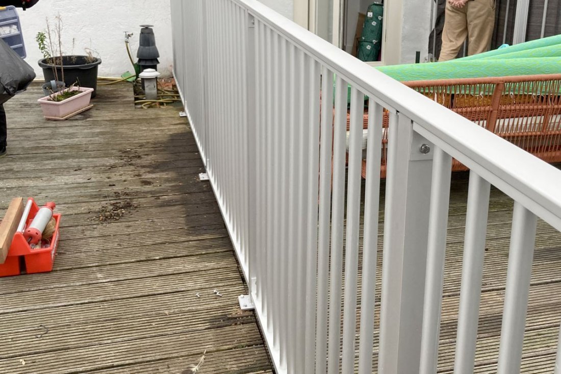 Bestaande balustrade langs een balkon voor vervanging