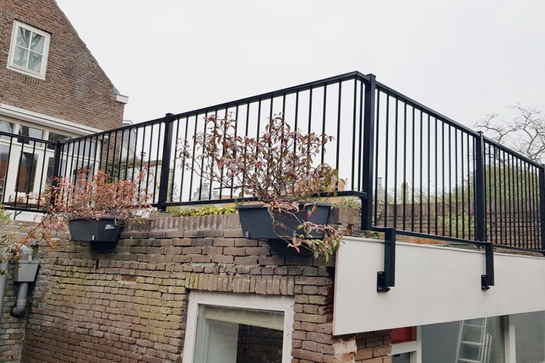 Stalen balustrade met spijlen langs een balkonrand