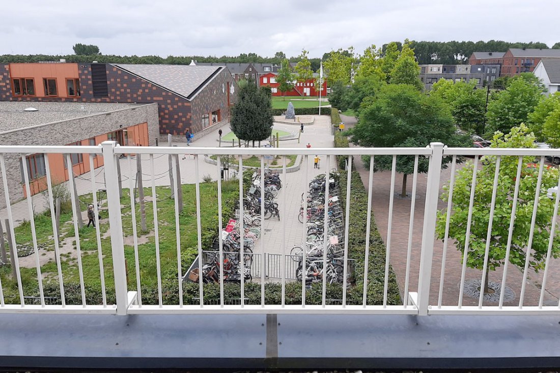 Gedemonteerde en opnieuw geplaatste stalen balustrade
