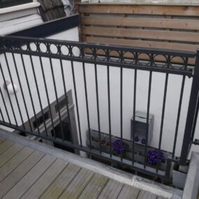 Stalen balustrade langs een galerij van een flat