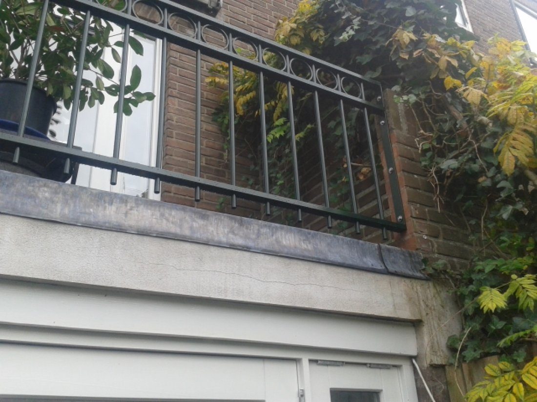 Galerijhekwerk van staal bij een appartementencomplex