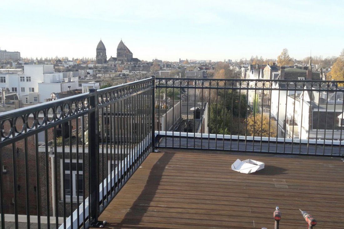 Stalen balustrade langs een gemeenschappelijke galerij