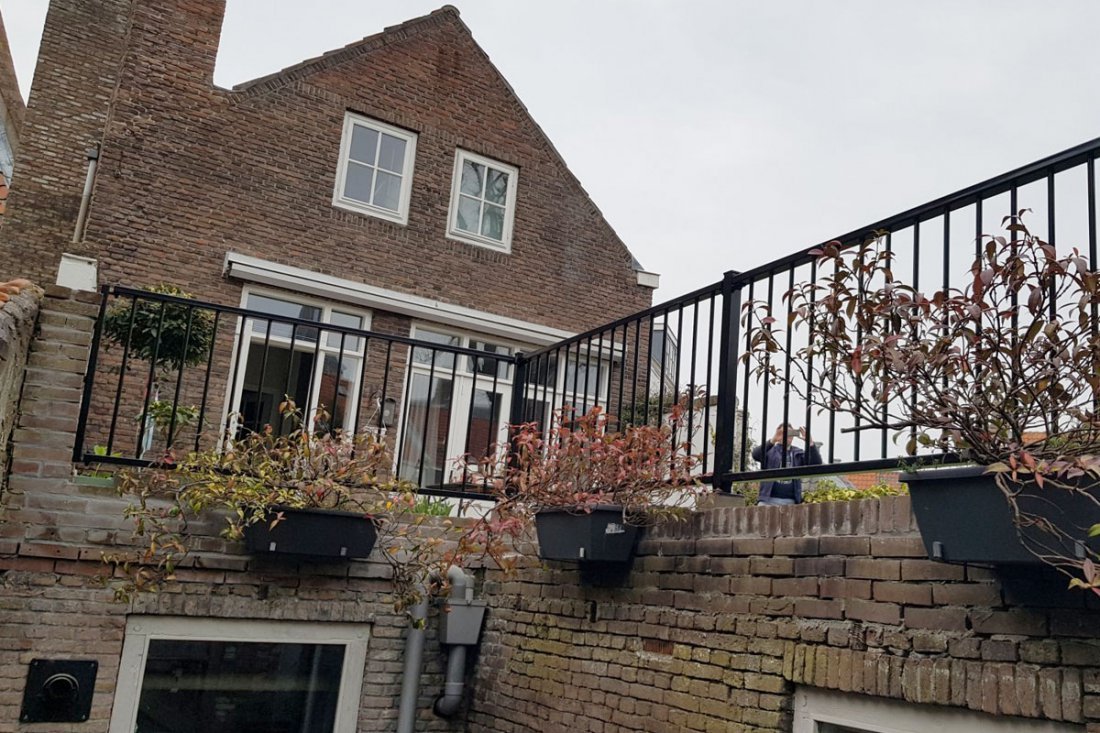 Balustrade langs een vlonder op een dakterras