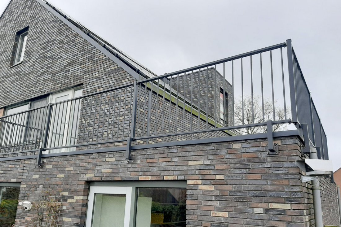 Bevestiging van een balustrade bij een houten vloer