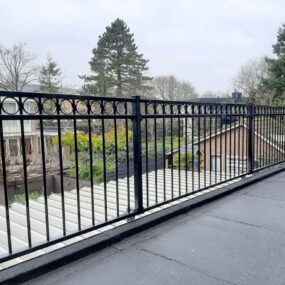 Stalen balustrade met glasvulling op een balkon