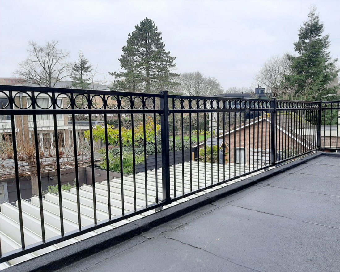 Stalen balustrade met glasvulling op een balkon