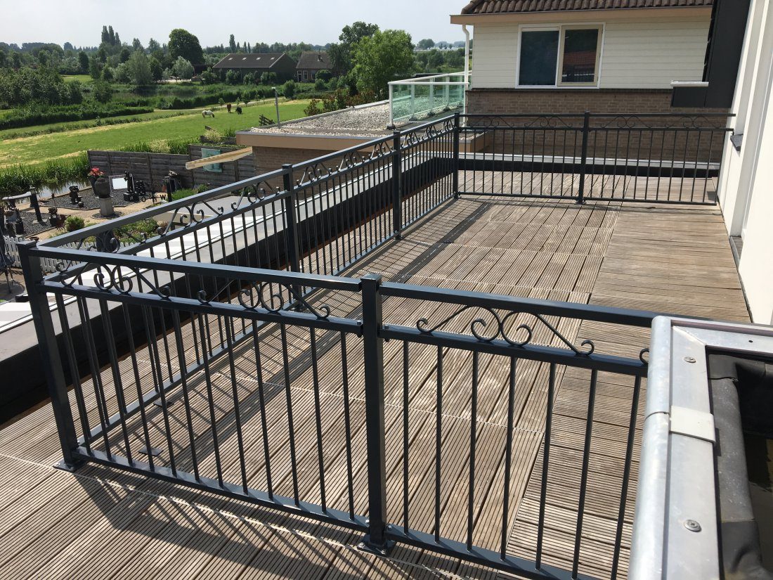 Stalen frame met glaspanelen als balustrade