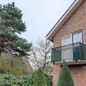 Stalen balustrade langs een terras in het koude seizoen