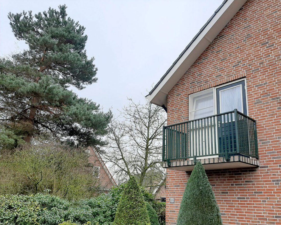Stalen balustrade langs een terras in het koude seizoen