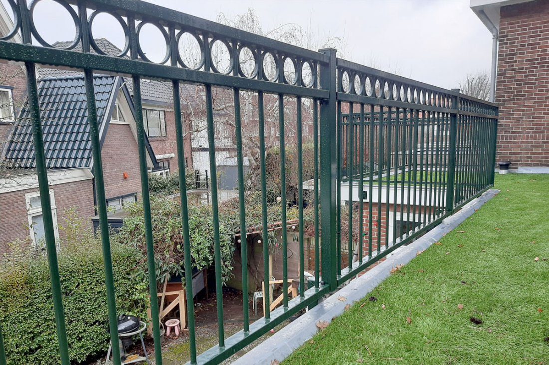 Stalen balustrade gemonteerd langs een balkon in de winter