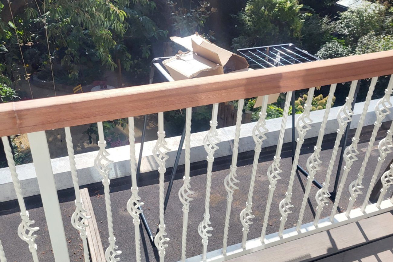 Detail van een stalen balustrade met bevestiging op beton