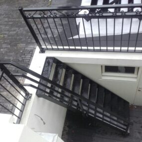 Stalen balustrade verankerd op een betonnen balkonrand