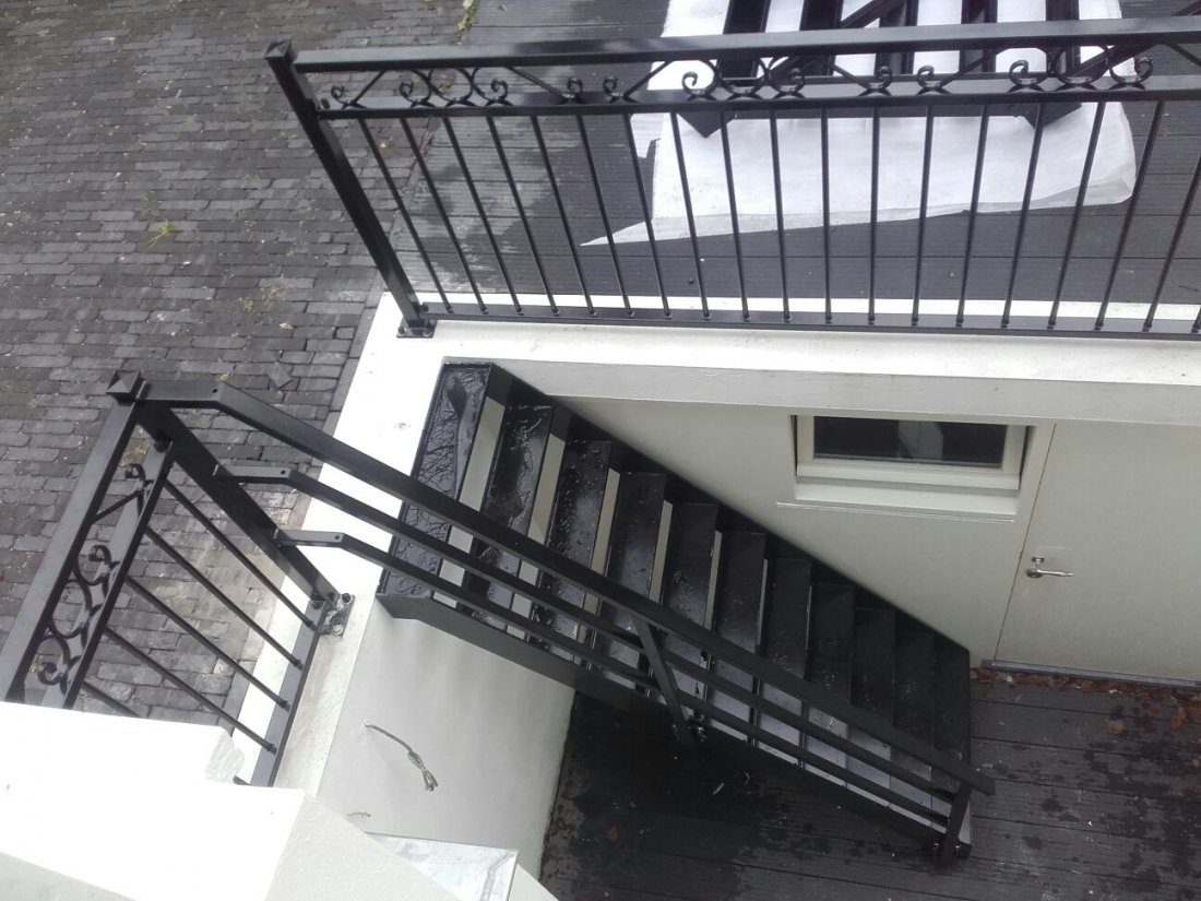 Stalen balustrade verankerd op een betonnen balkonrand