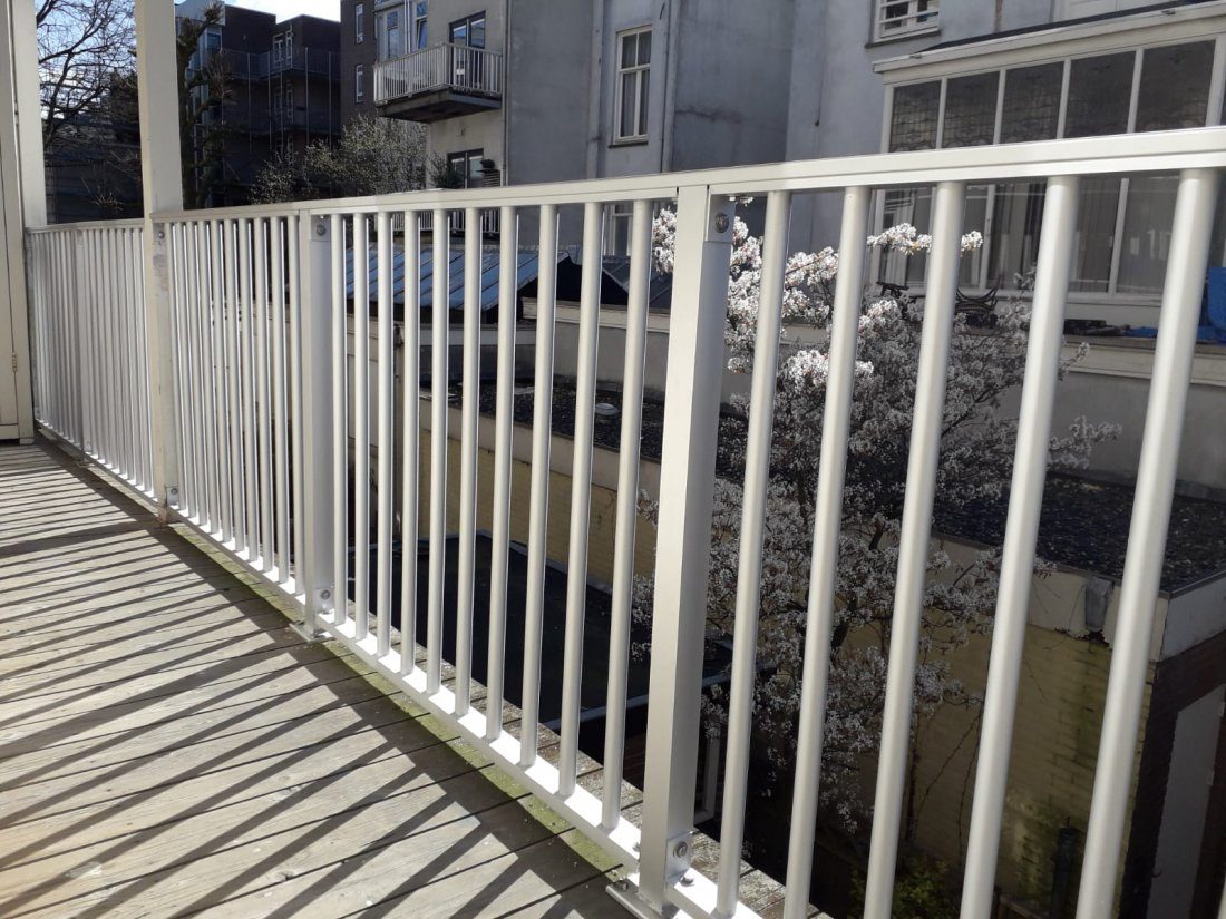 Voetplaat van een stalen balustrade op beton