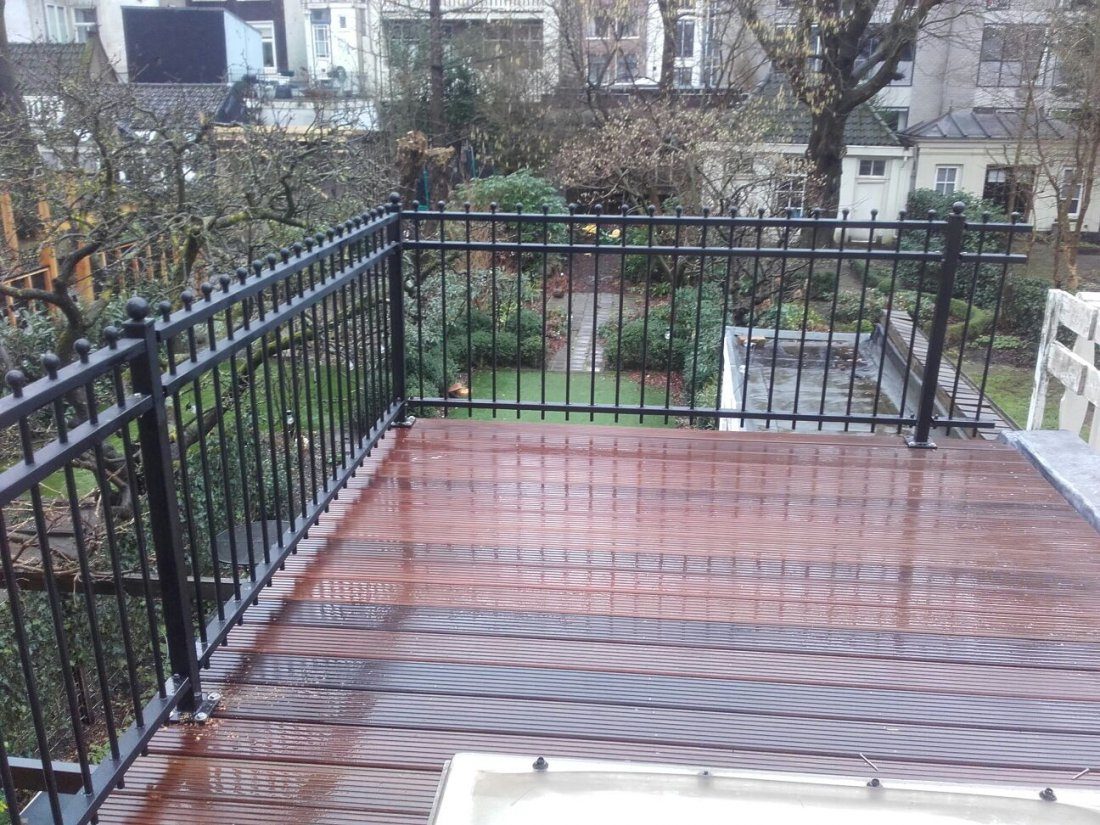 Stevig verankerde stalen balustrade langs een terras