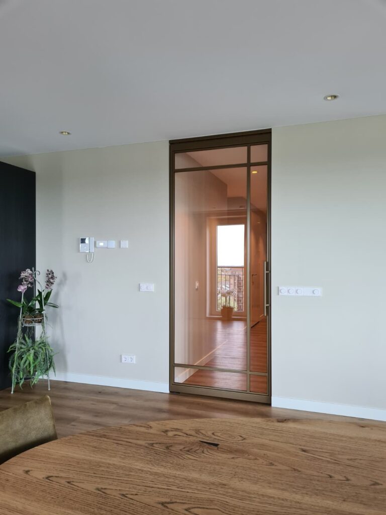 Stalen deur in een appartement