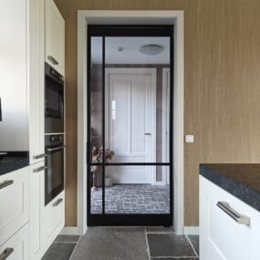 Stalen binnendeur op maat in een woning