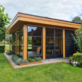 Stalen wand met glas als roomdivider