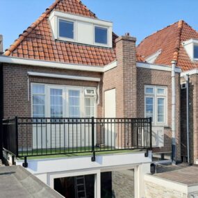 Balustrade opgebouwd uit stalen strippen