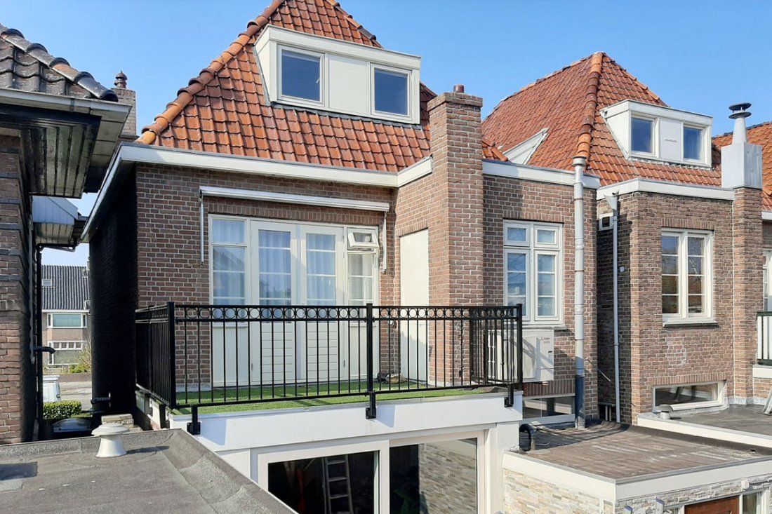 Balustrade opgebouwd uit stalen strippen
