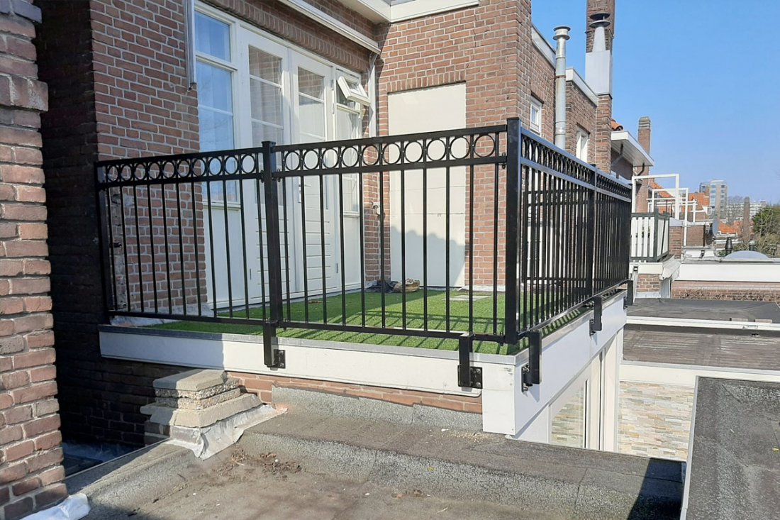 Striphekwerk als balustrade langs een balkon