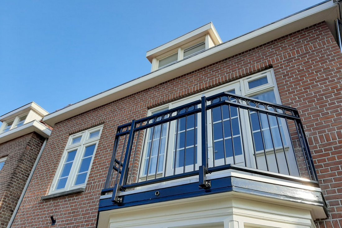 Detail van een balustrade met platte strippen