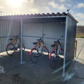 Stalen fietsenhok in de tuin