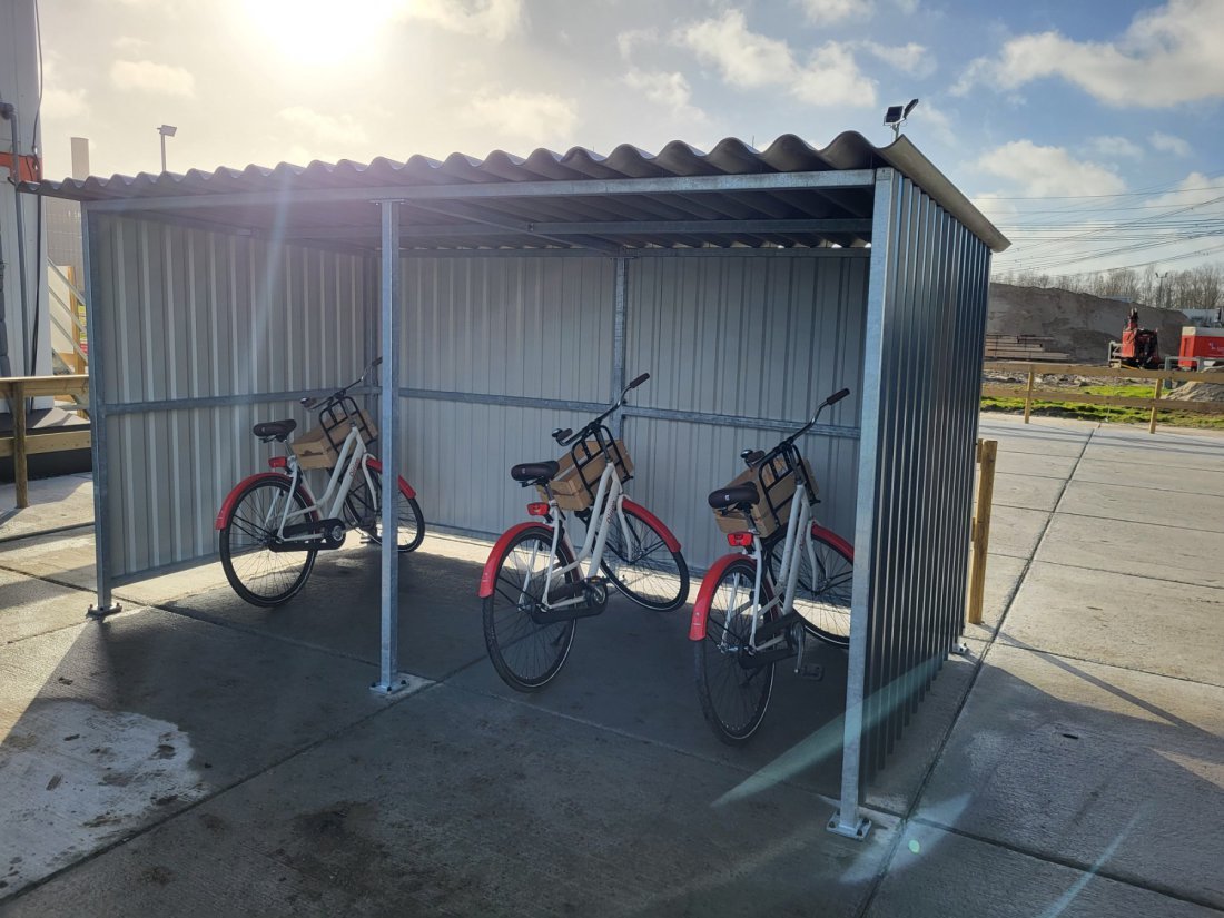 Stalen fietsenhok in de tuin