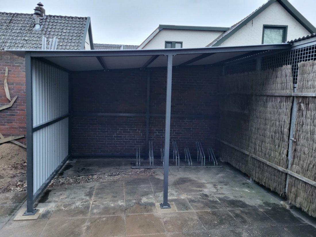 Overkapping voor fietsen in een achterstraat