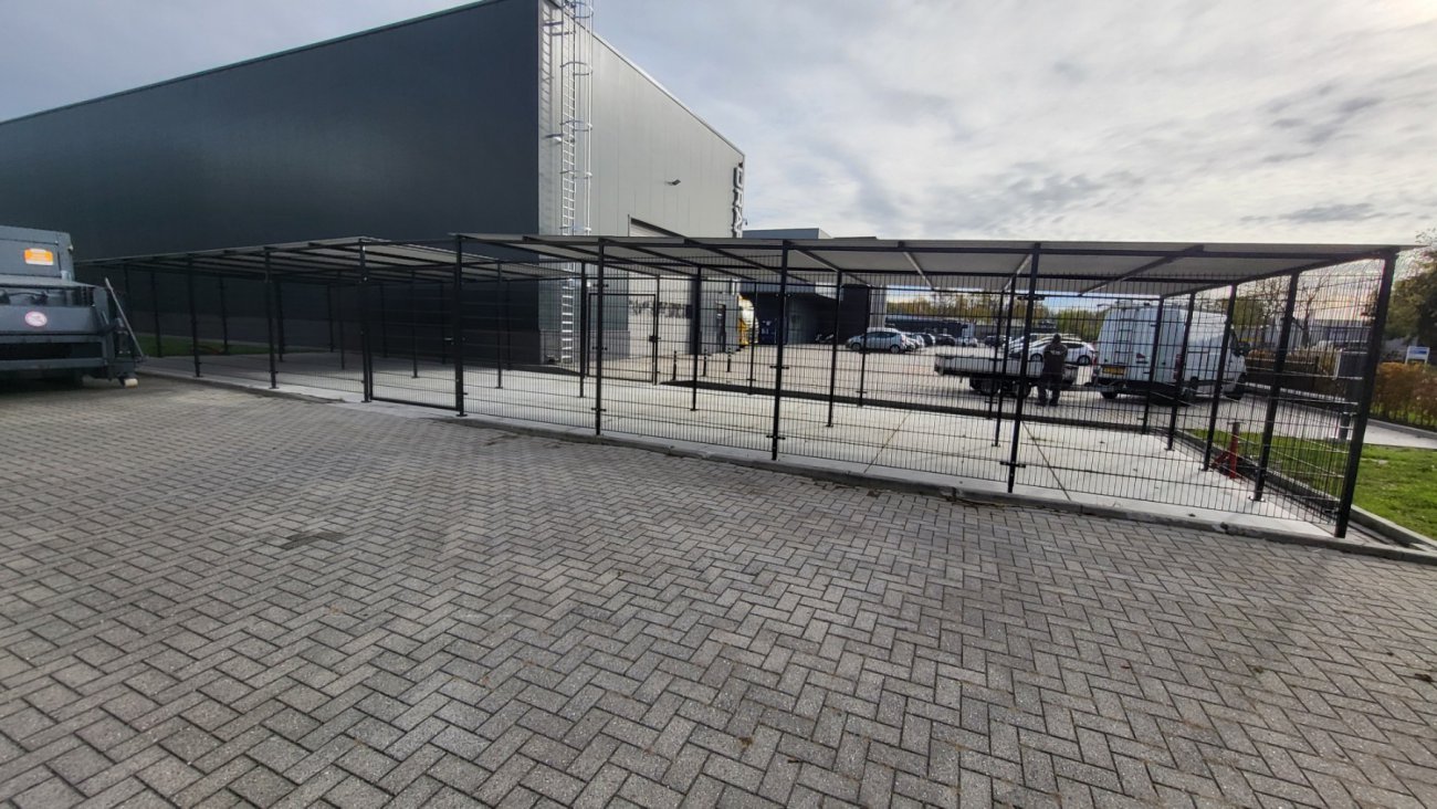 Fietsenoverkapping bij een bedrijfspand