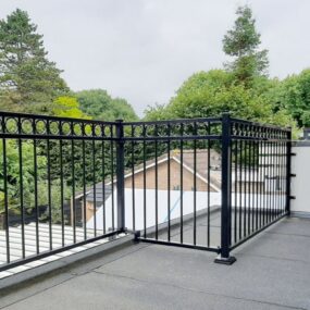 Stalen balustrade op een balkon in de avond