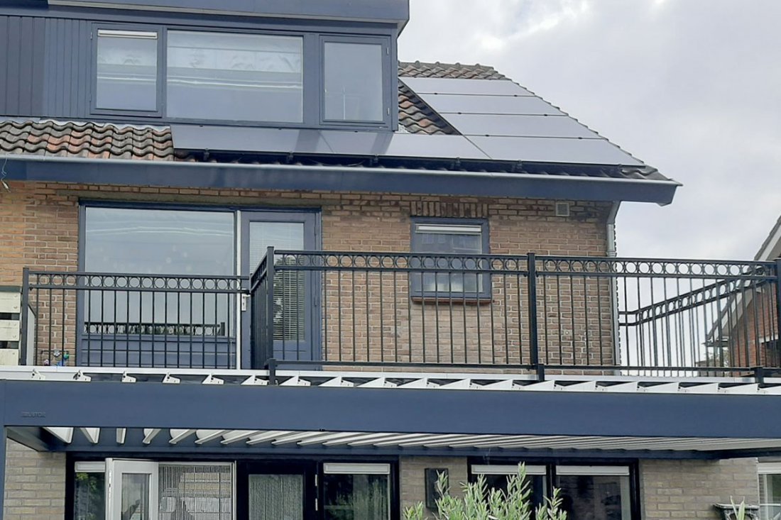 Stalen balustrade langs een terras