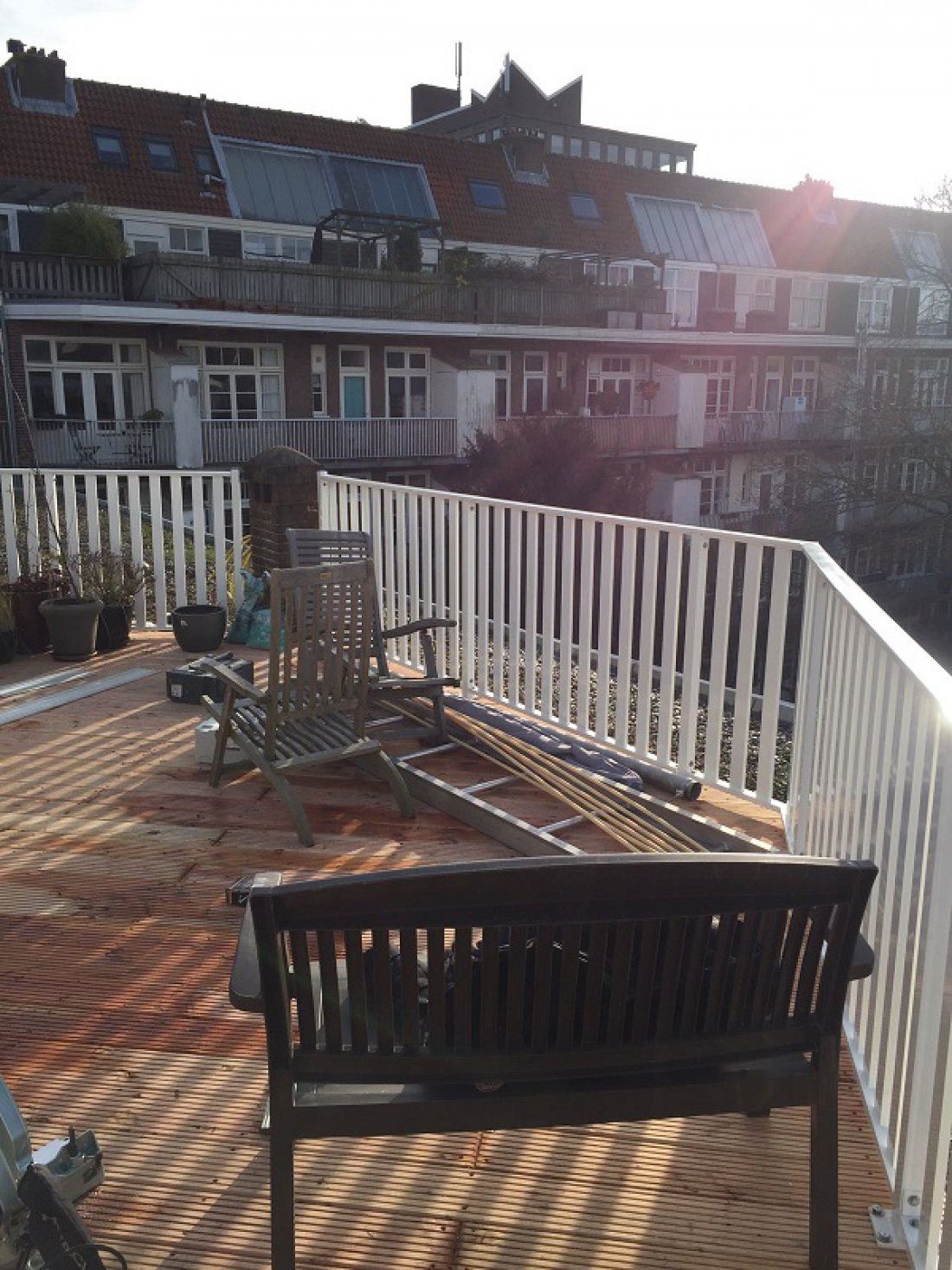 Stalen balustrade met duurzame coating langs een balkon