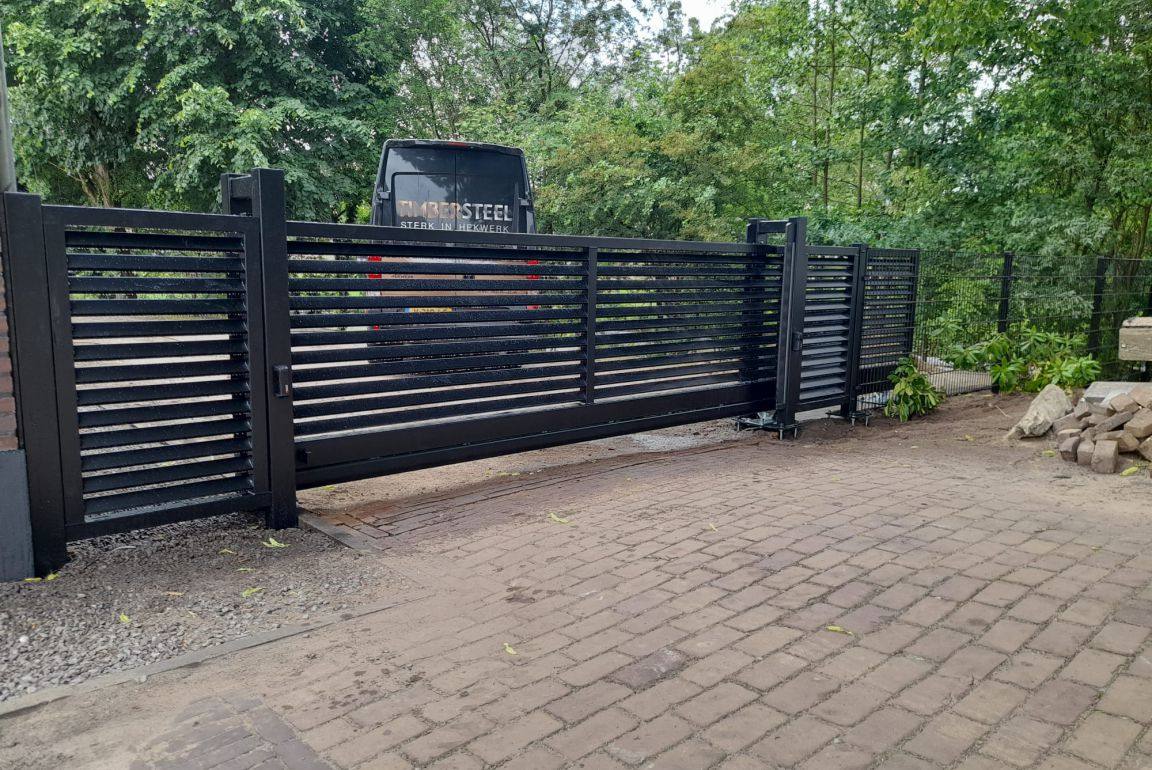 Dubbele draaipoort bij een woonhuis
