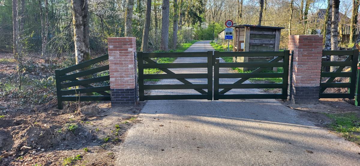 Stalen poort met dichte panelen