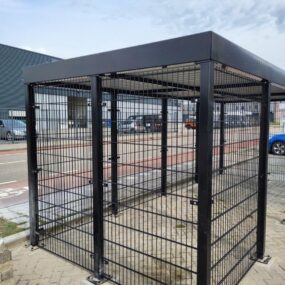 Fietsenstalling met dubbelstaafmat als wandvulling