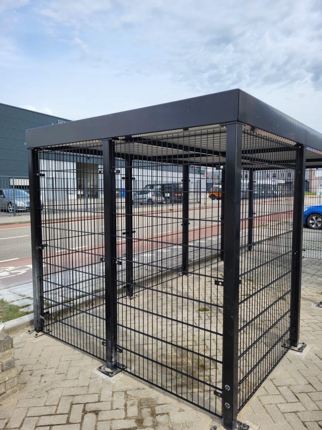 Fietsenstalling met dubbelstaafmat als wandvulling