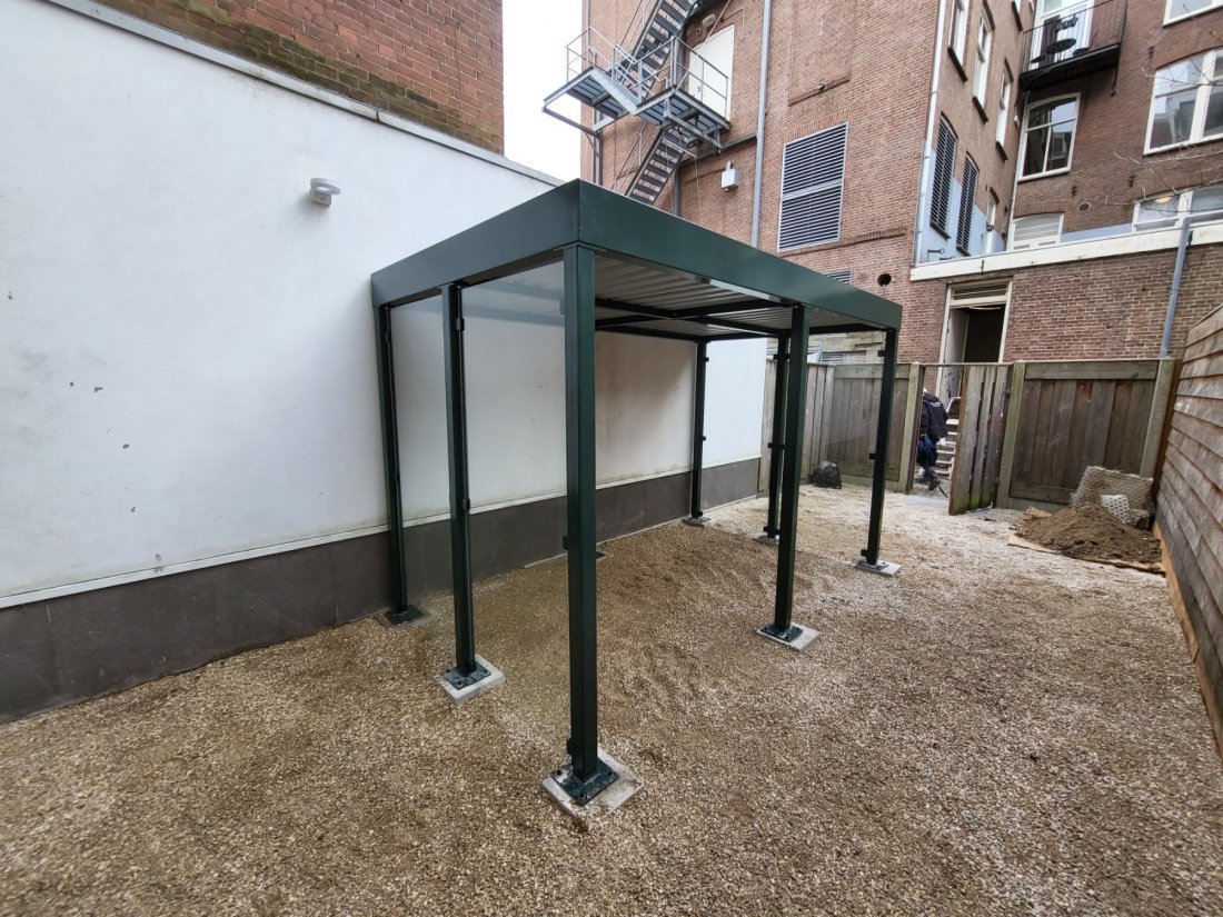 Stalen berging met glazen zijwand
