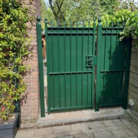 Dichte stalen poort met panelen