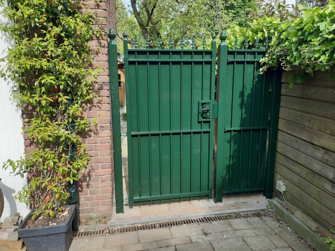 Dichte stalen poort met panelen